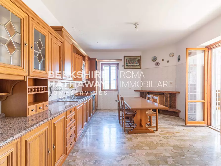 Immagine 3 di Appartamento in vendita  in Via Della Stazione Di Ottavia 1 a Roma