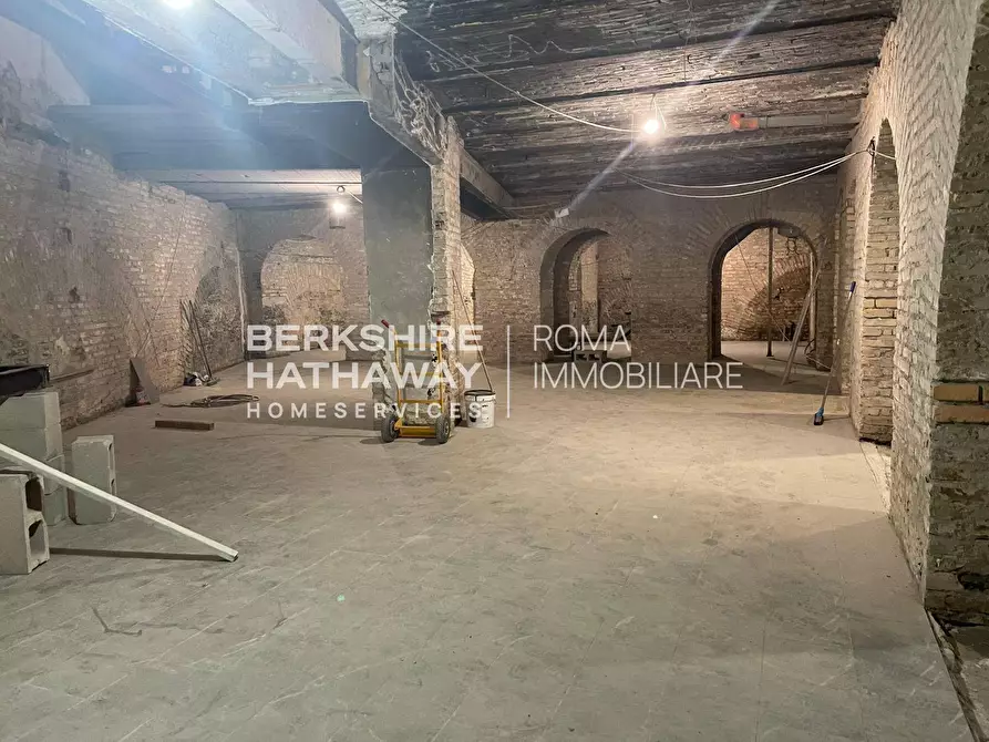 Immagine 1 di Locale commerciale in affitto  in Po a Roma