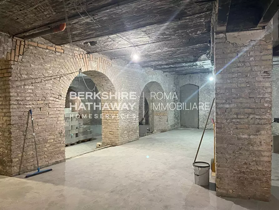 Immagine 11 di Locale commerciale in affitto  in Po a Roma