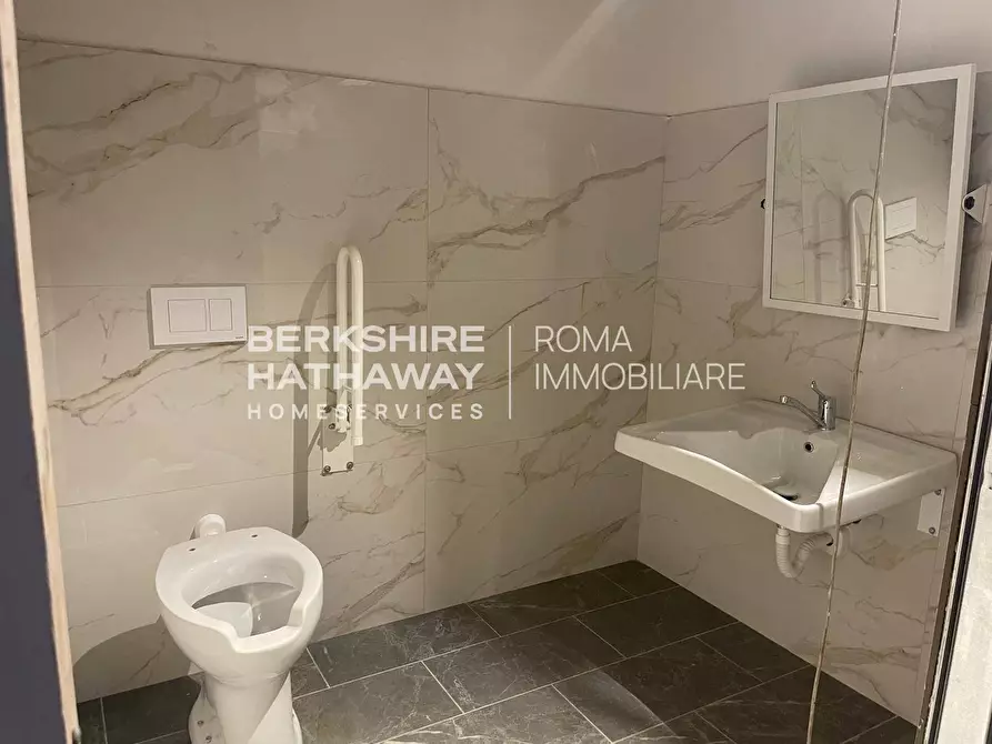 Immagine 17 di Locale commerciale in affitto  in Po a Roma