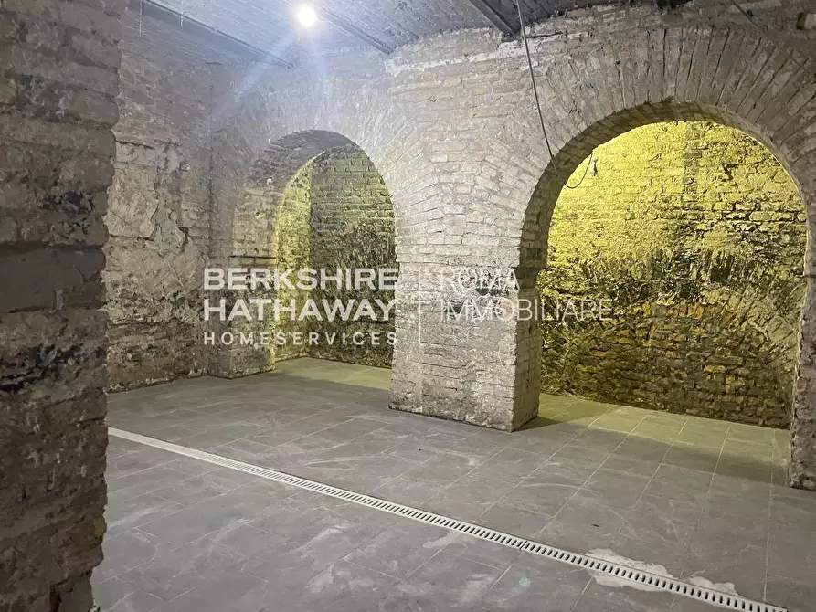 Immagine 2 di Locale commerciale in vendita  in Po a Roma