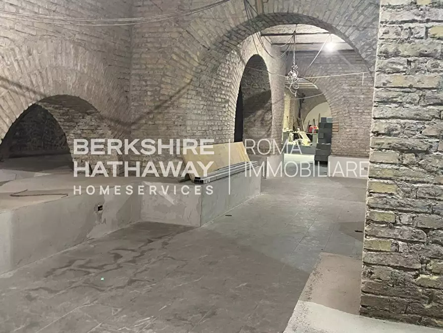 Immagine 5 di Locale commerciale in vendita  in Po a Roma