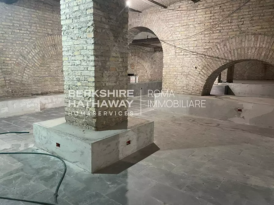 Immagine 13 di Locale commerciale in vendita  in Po a Roma