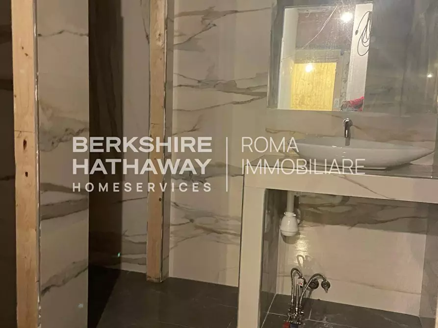 Immagine 16 di Locale commerciale in vendita  in Po a Roma