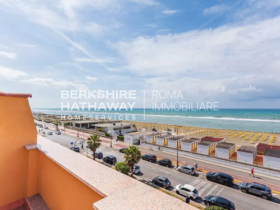 Immagine 1 di Casa indipendente in vendita  in Lungomare Paolo Toscanelli 63 a Roma