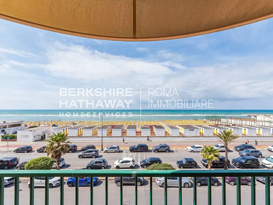 Immagine 2 di Casa indipendente in vendita  in Lungomare Paolo Toscanelli 63 a Roma