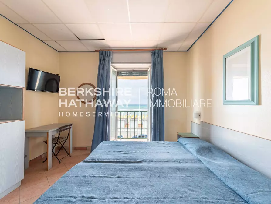 Immagine 4 di Casa indipendente in vendita  in Lungomare Paolo Toscanelli 63 a Roma