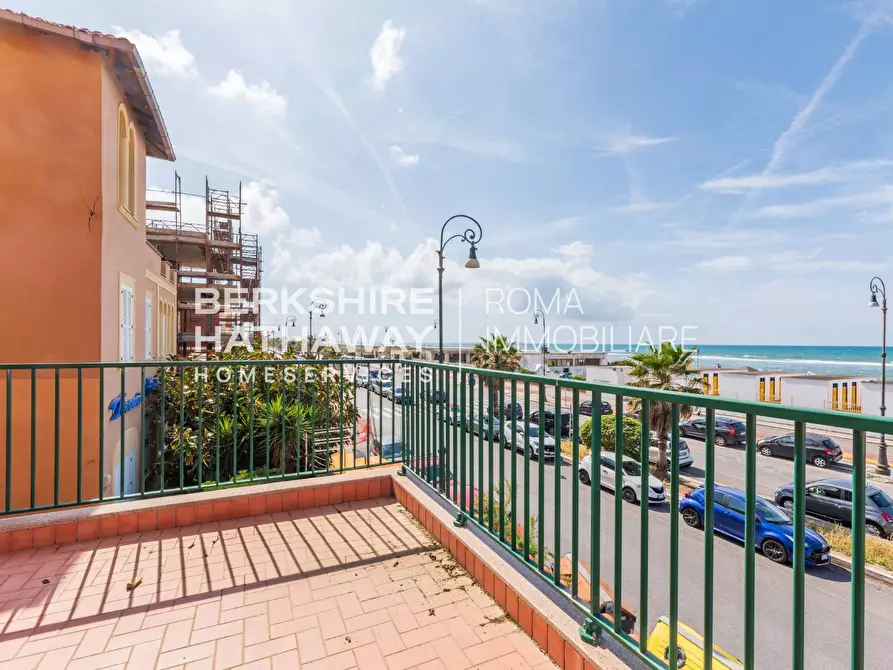 Immagine 14 di Casa indipendente in vendita  in Lungomare Paolo Toscanelli 63 a Roma