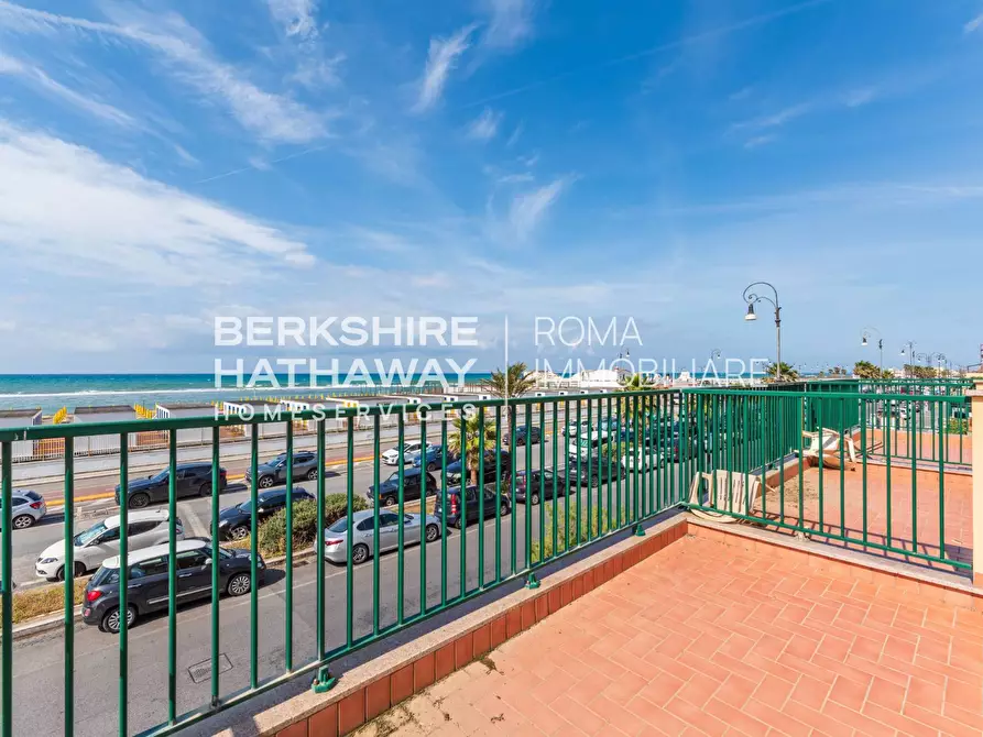 Immagine 15 di Casa indipendente in vendita  in Lungomare Paolo Toscanelli 63 a Roma