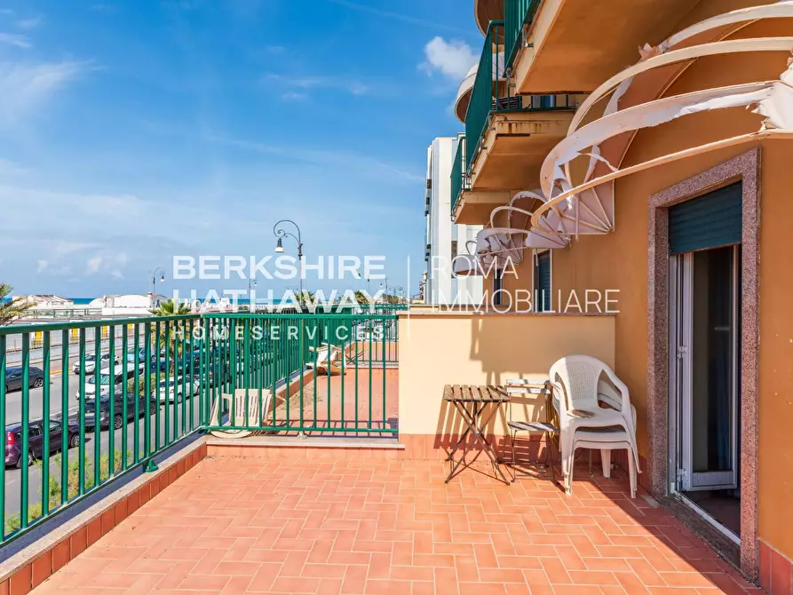 Immagine 16 di Casa indipendente in vendita  in Lungomare Paolo Toscanelli 63 a Roma