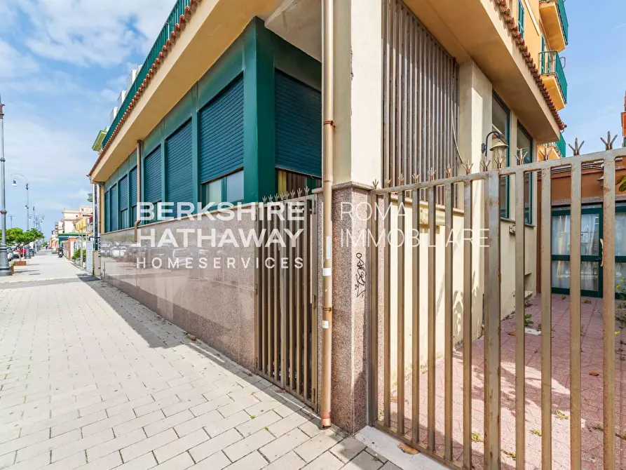 Immagine 38 di Casa indipendente in vendita  in Lungomare Paolo Toscanelli 63 a Roma