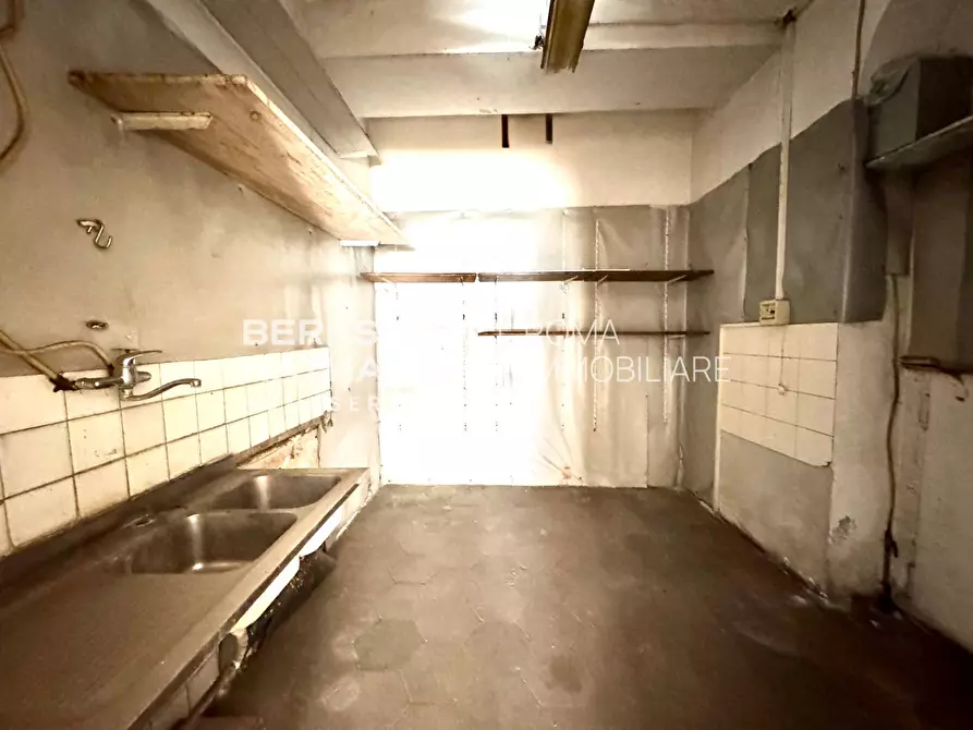 Immagine 4 di Locale commerciale in affitto  in Via Messina 1 a Roma