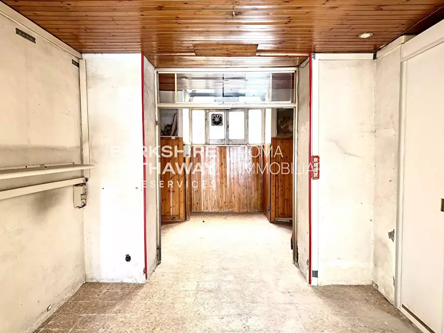 Immagine 5 di Locale commerciale in affitto  in Via Messina 1 a Roma