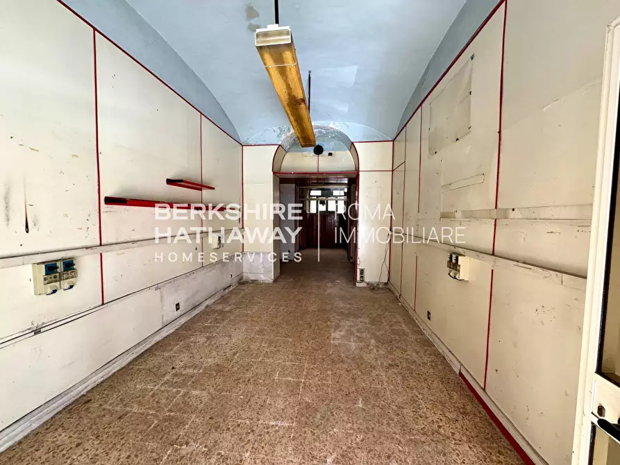 Immagine 6 di Locale commerciale in affitto  in Via Messina 1 a Roma