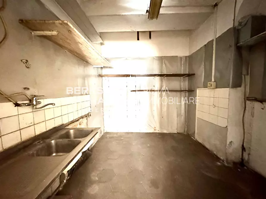 Immagine 8 di Locale commerciale in affitto  in Via Messina 1 a Roma