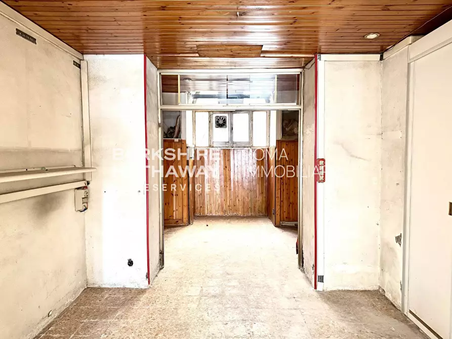 Immagine 9 di Locale commerciale in affitto  in Via Messina 1 a Roma