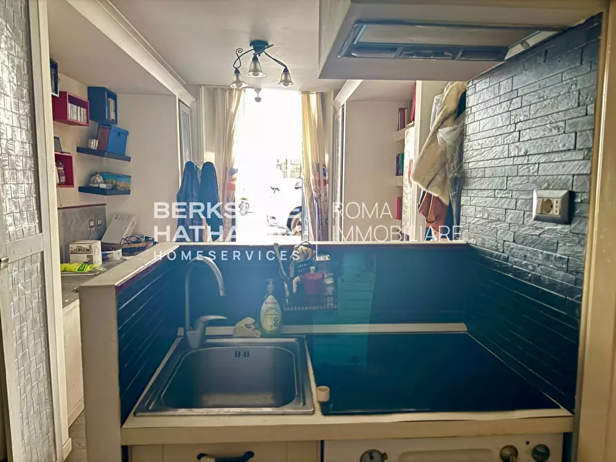 Immagine 6 di Locale commerciale in vendita  in Via Basento 1 a Roma