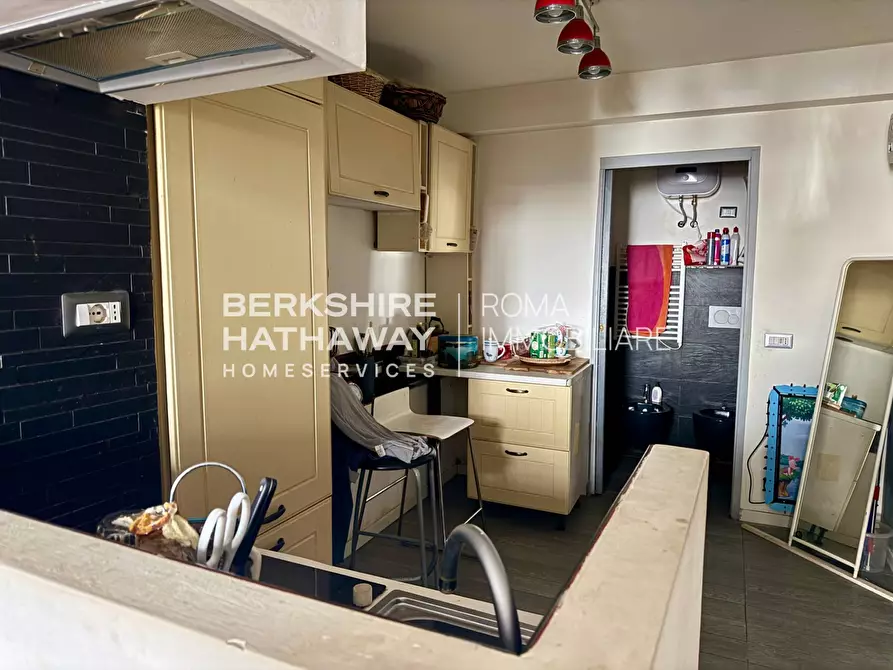 Immagine 8 di Locale commerciale in vendita  in Via Basento 1 a Roma