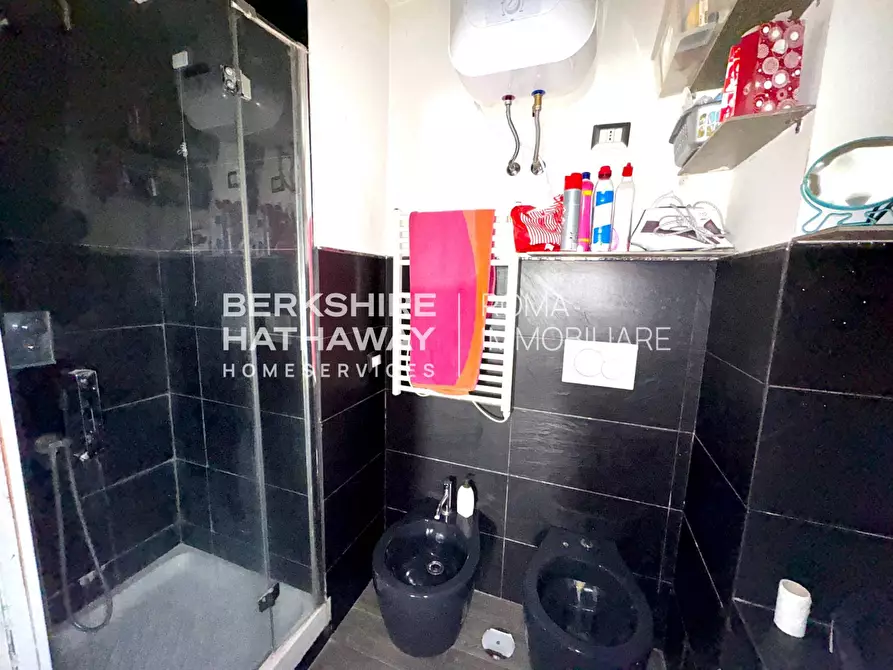 Immagine 9 di Locale commerciale in vendita  in Via Basento 1 a Roma