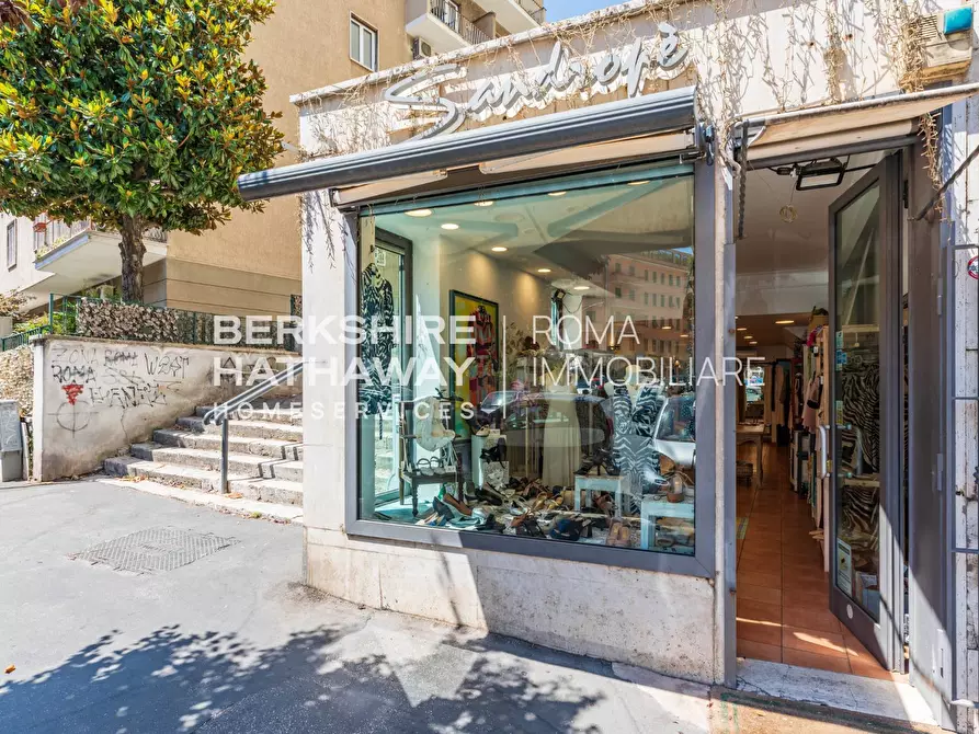 Immagine 2 di Locale commerciale in vendita  in Via Filippo Civinini 1 a Roma