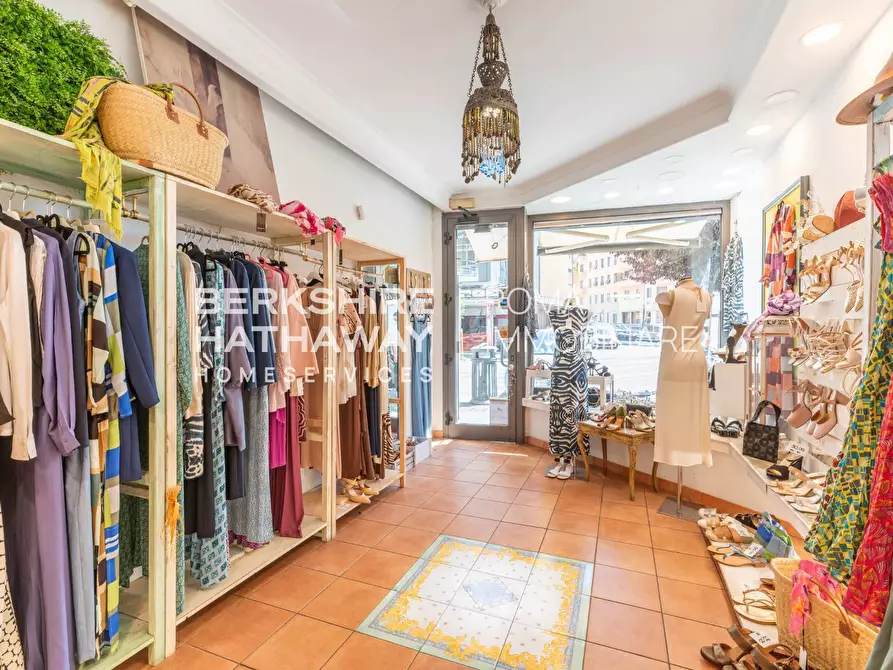 Immagine 3 di Locale commerciale in vendita  in Via Filippo Civinini 1 a Roma