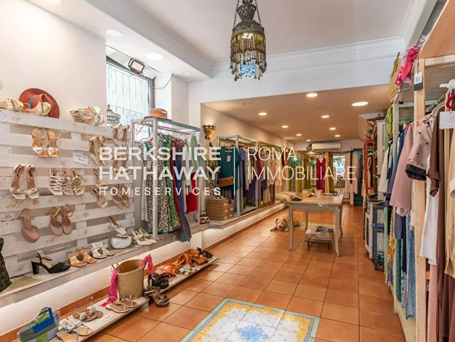 Immagine 4 di Locale commerciale in vendita  in Via Filippo Civinini 1 a Roma