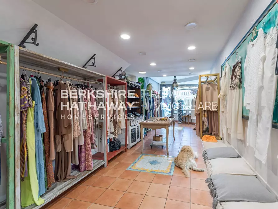 Immagine 12 di Locale commerciale in vendita  in Via Filippo Civinini 1 a Roma