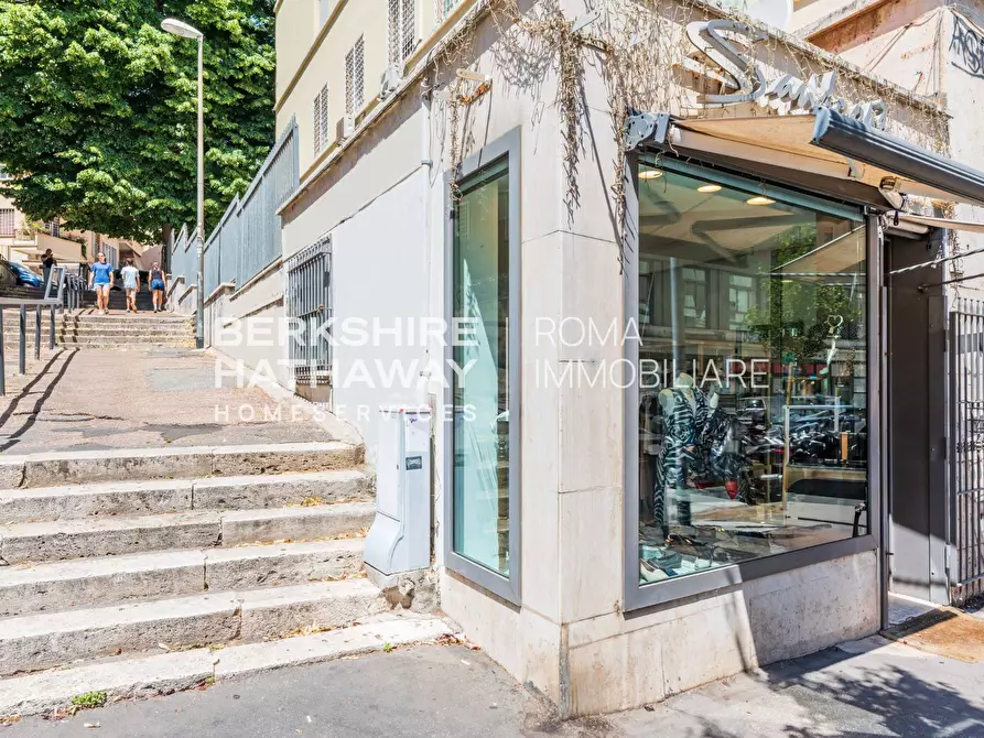 Immagine 13 di Locale commerciale in vendita  in Via Filippo Civinini 1 a Roma