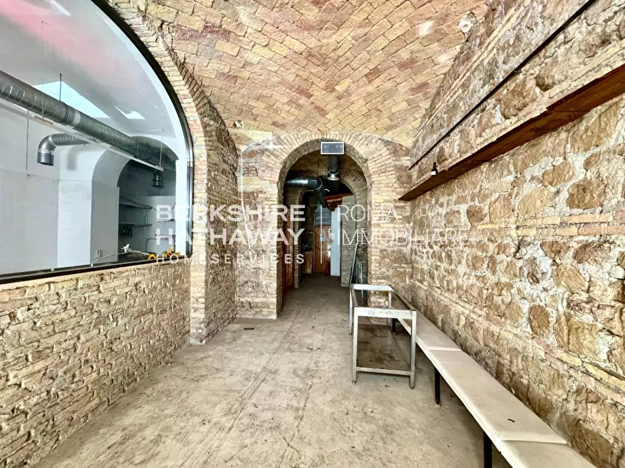 Immagine 3 di Locale commerciale in affitto  in Piazza Alessandria 1 a Roma