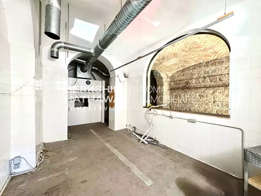 Immagine 4 di Locale commerciale in affitto  in Piazza Alessandria 1 a Roma