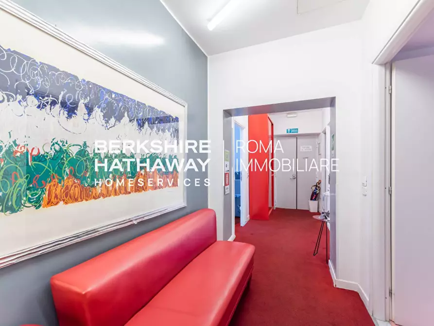 Immagine 15 di Locale commerciale in vendita  a Roma