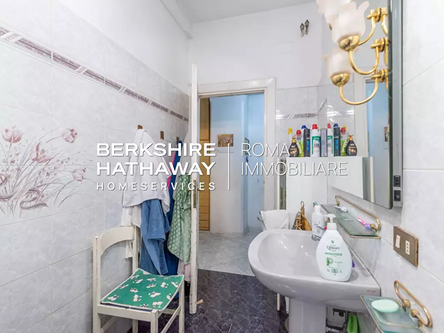 Immagine 16 di Appartamento in vendita  in Via Benaco a Roma