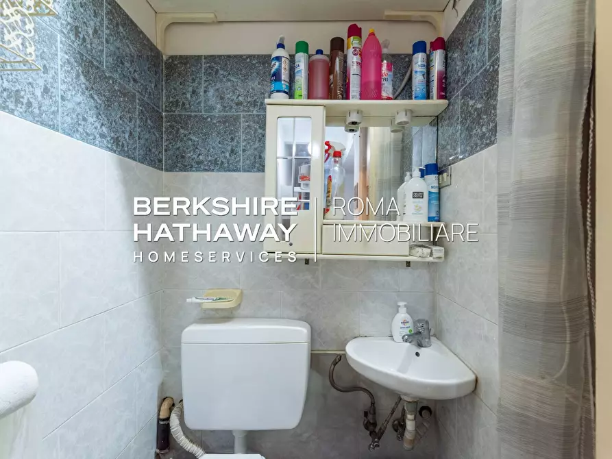 Immagine 17 di Appartamento in vendita  in Via Benaco a Roma