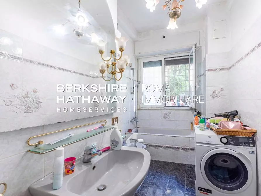 Immagine 18 di Appartamento in vendita  in Via Benaco a Roma