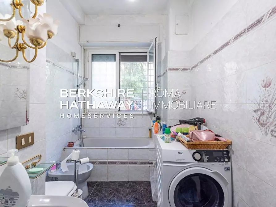 Immagine 19 di Appartamento in vendita  in Via Benaco a Roma