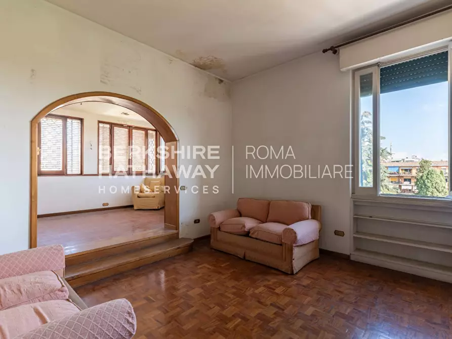 Immagine 3 di Appartamento in vendita  in Via Sant'Angela Merici a Roma