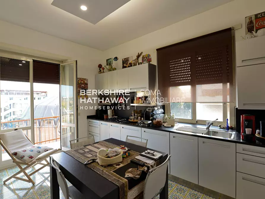 Immagine 10 di Appartamento in vendita  in Via Salento a Roma