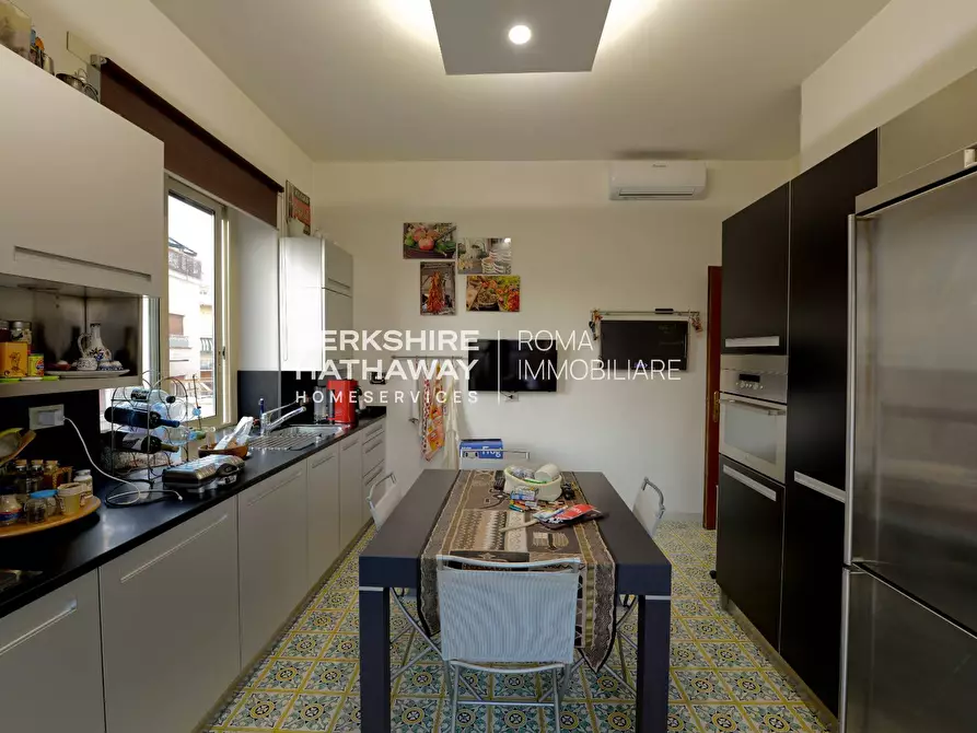 Immagine 11 di Appartamento in vendita  in Via Salento a Roma