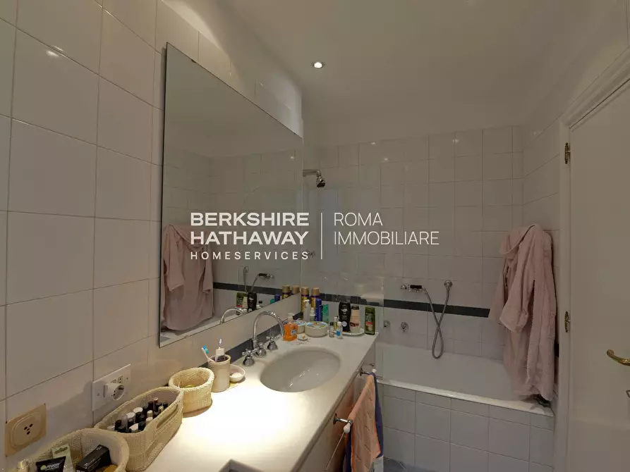 Immagine 15 di Appartamento in vendita  in Via Salento a Roma