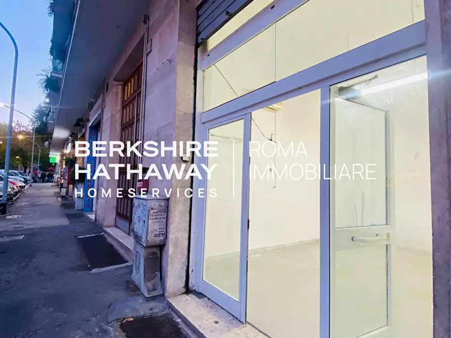 Immagine 1 di Locale commerciale in affitto  in Sangemini 82 a Roma