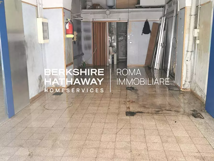 Immagine 9 di Locale commerciale in vendita  in Via Alessandria a Roma