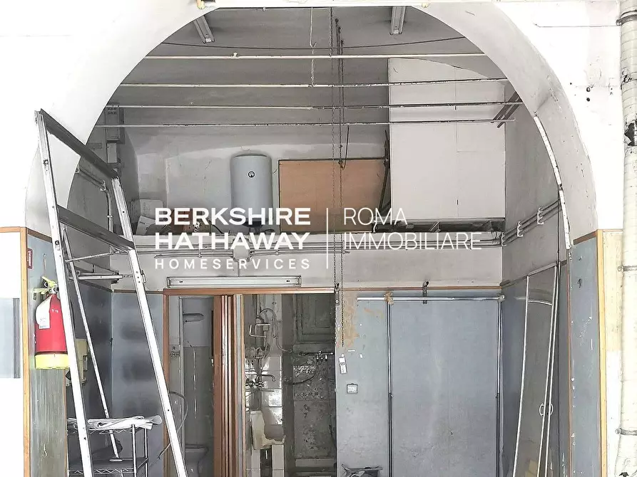 Immagine 10 di Locale commerciale in vendita  in Via Alessandria a Roma