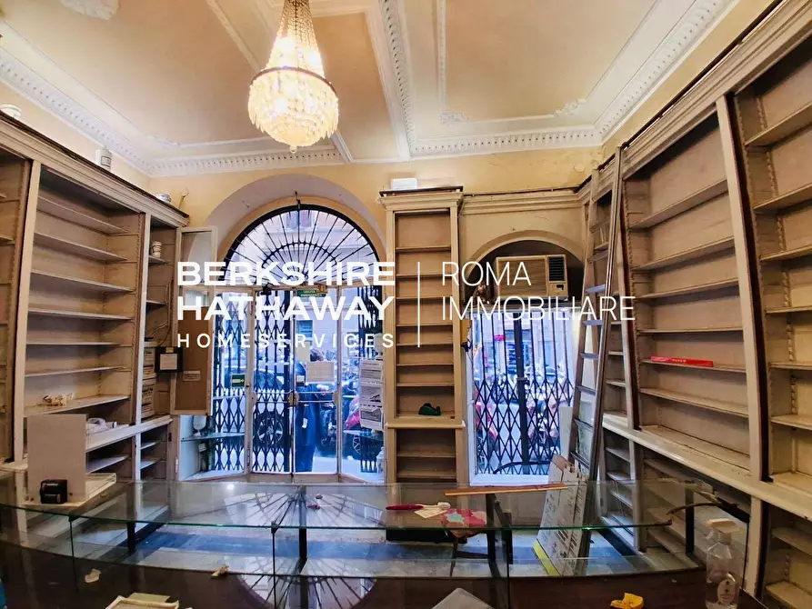 Immagine 3 di Locale commerciale in affitto  in Via Capo le Case 47 a Roma