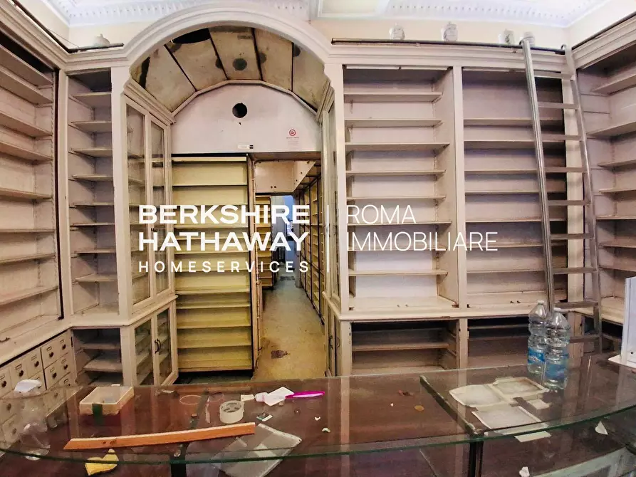 Immagine 4 di Locale commerciale in affitto  in Via Capo le Case 47 a Roma