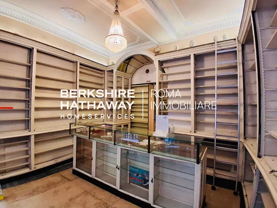 Immagine 5 di Locale commerciale in affitto  in Via Capo le Case 47 a Roma