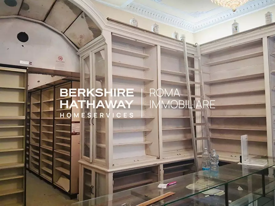 Immagine 6 di Locale commerciale in affitto  in Via Capo le Case 47 a Roma