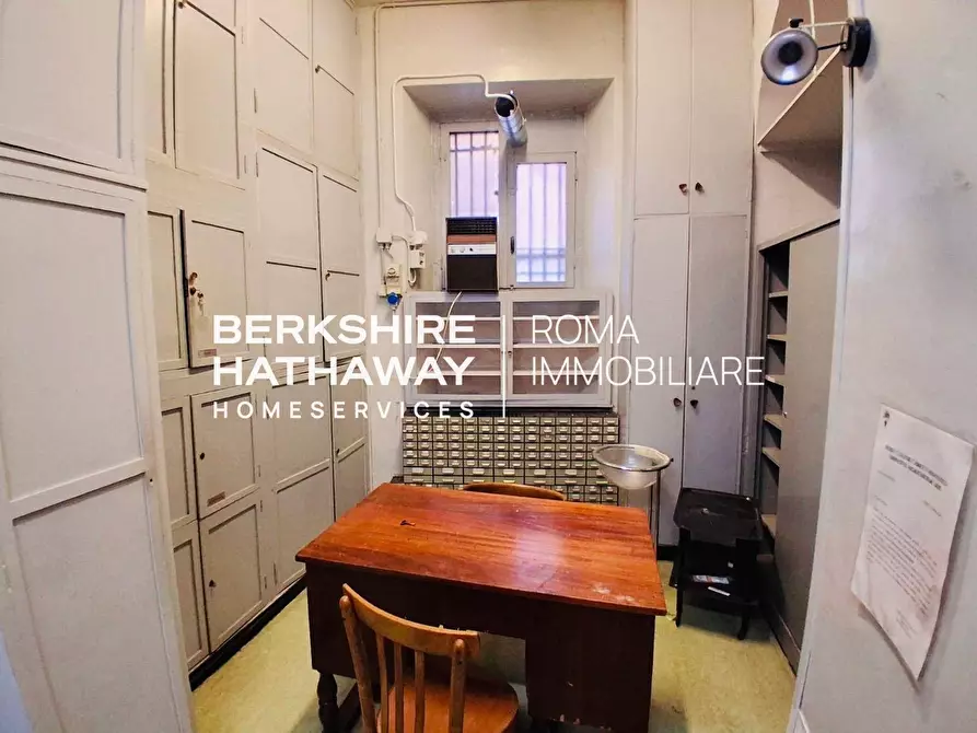 Immagine 7 di Locale commerciale in affitto  in Via Capo le Case 47 a Roma