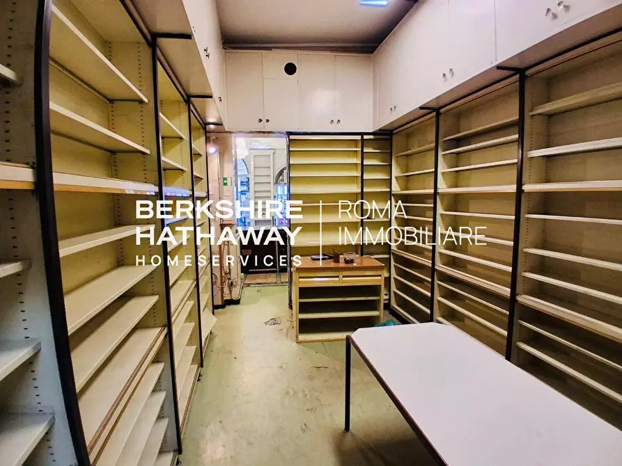 Immagine 8 di Locale commerciale in affitto  in Via Capo le Case 47 a Roma