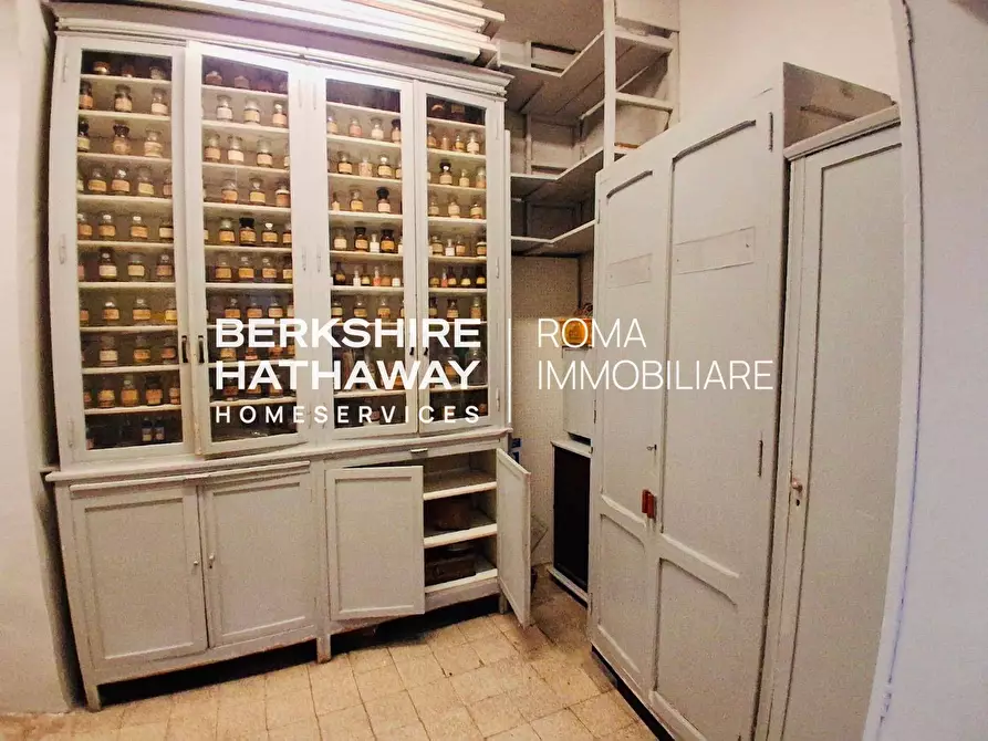 Immagine 9 di Locale commerciale in affitto  in Via Capo le Case 47 a Roma