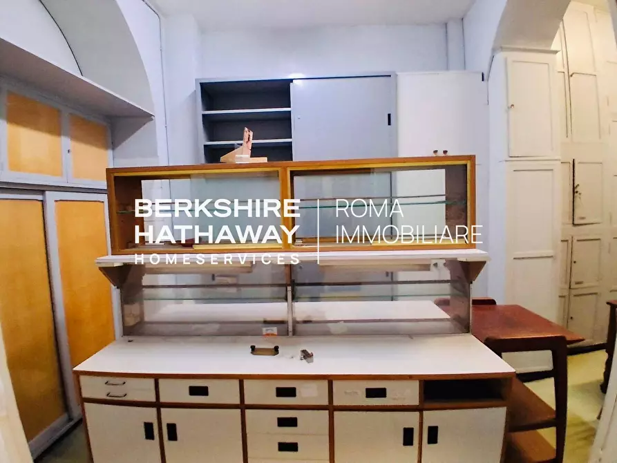 Immagine 10 di Locale commerciale in affitto  in Via Capo le Case 47 a Roma